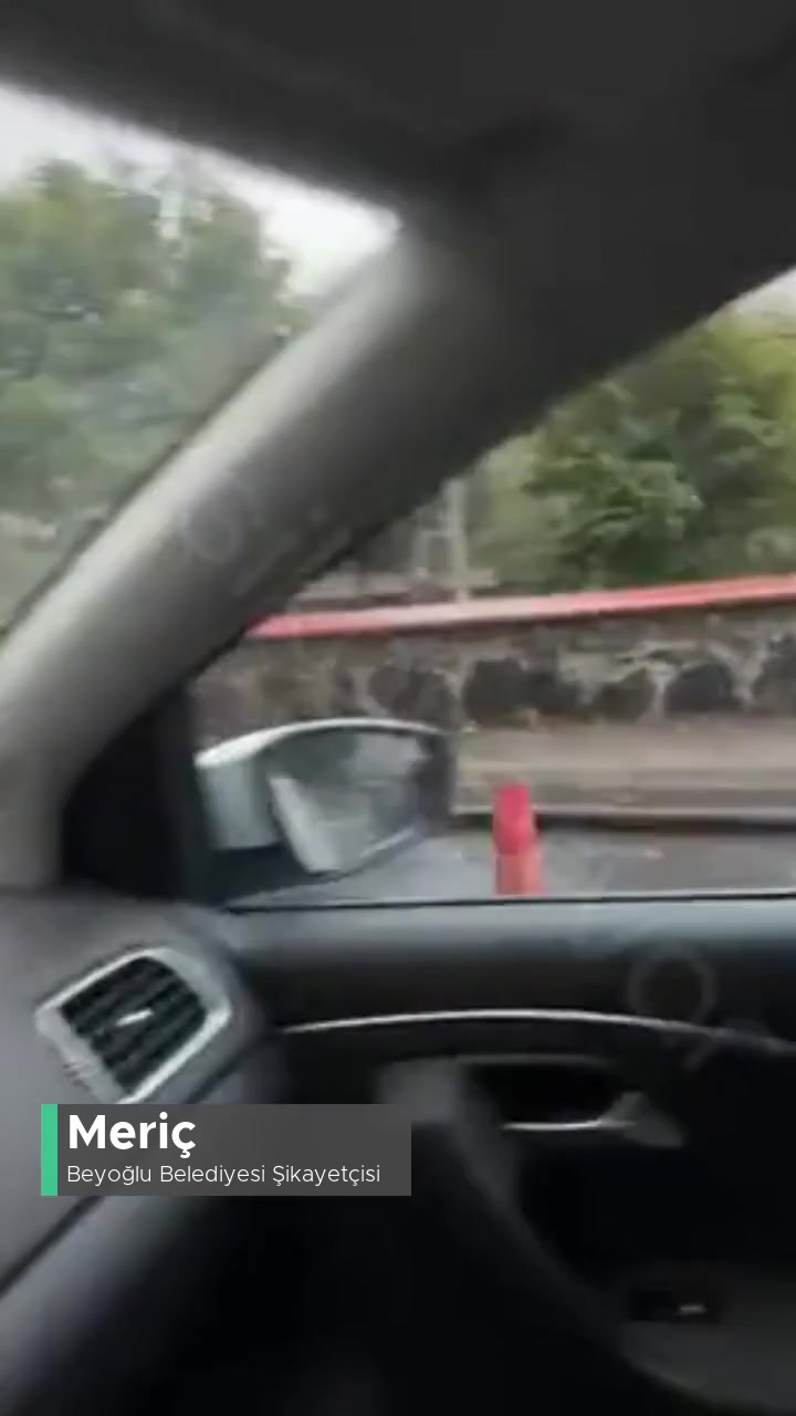 Beyoğlu Belediyesi Yol Üzerine Duba Konulması! videonun kapak resmi