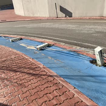 Konya Büyükşehir Belediyesi Bisiklet Yolundaki Bariyer Tehlikesi