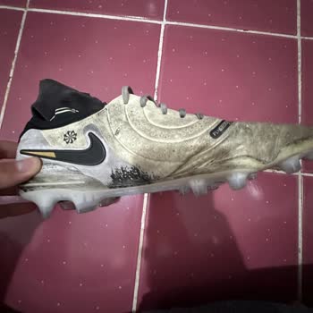 Profesyonel Futbol Kramponunun Kısa Sürede Arızalanması