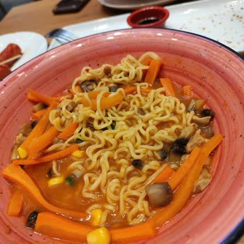 Lezzetsiz Yemek Ve Çözüm Üretemeyen Çalışanlar