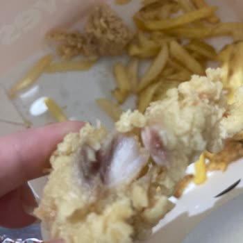 Popeyes, pedido de baja calidad, nuggets crudos y papas frías