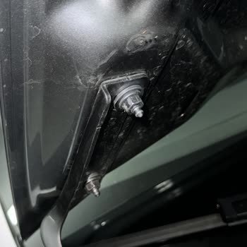 Problemas de ensamblaje en Tesla Model Y, falta de soporte