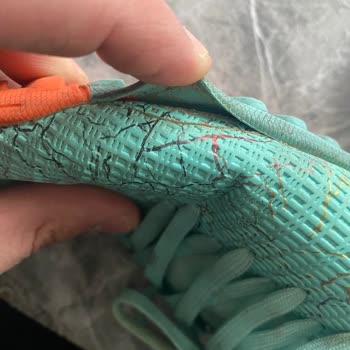 Быстро порвавшиеся детские ботинки Fila