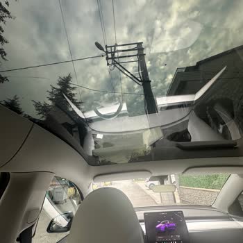 Tesla Model Y 2023, grieta en el techo no cubierta por garantía