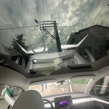 Tesla Model Y 2023, grieta en el techo no cubierta por garantía