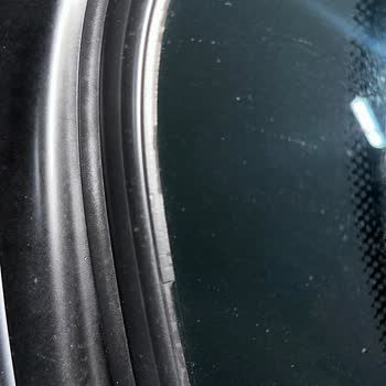 BMW E90: Su Alan Kapaklar Ve Parçalanmış Fitillerle Gelen Hayal Kırıklığı