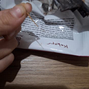 Kek İçinden Çıkan Sivri Çöp Şoku