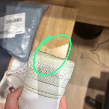 Tommy Hilfiger Ayakkabının Tabanı 1 Ayda Nasıl Kopar?