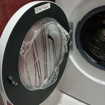 Bosch Çamaşır Makinesi Sorunu: Cam Patladı, Servis Bekleniyor