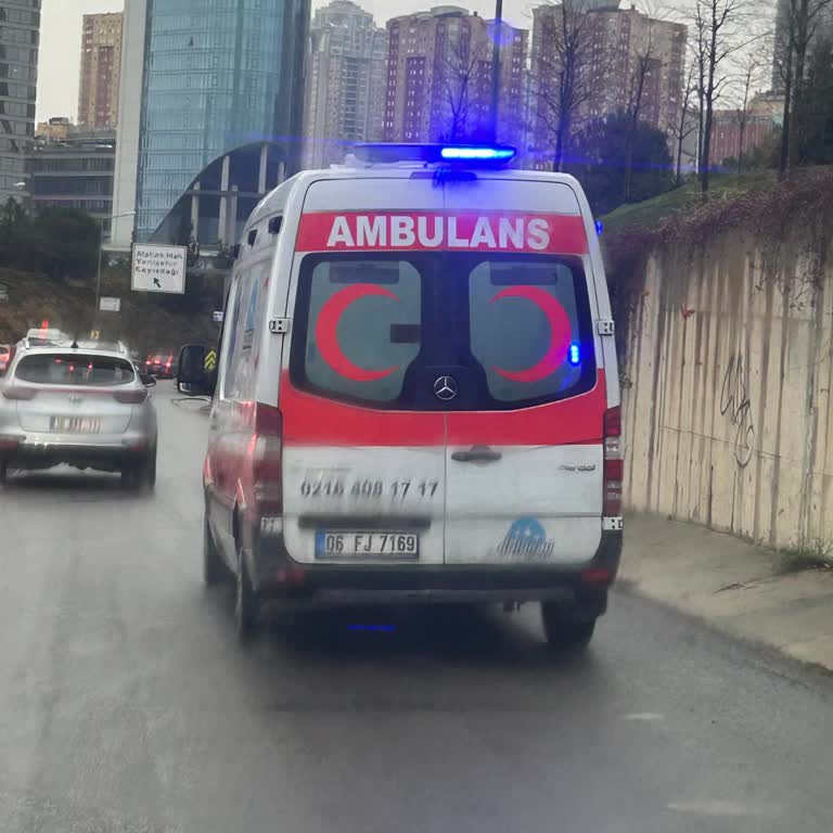 Emniyet Şeridini Kullanan Araç Sürücüsü Ve Küfürlü Tepki