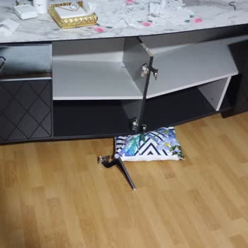 Mobilya İkiye Bölündü, Garantiye Rağmen Çözüm Yok