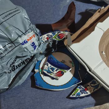 Kırık Çini Tabak: Manevi Değerin Zedelenmesi