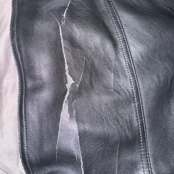 Deri Ceket Kalitesizliği: Kullanılmadan Eskidi!