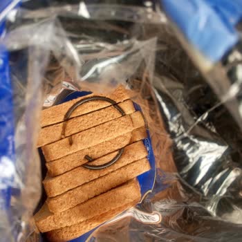 Ekmeğin İçinden Çıkan Plastik Şok Etti