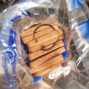 Ekmeğin İçinden Çıkan Plastik Şok Etti