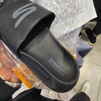 Skechers Terliklerinin Erimesi: Kalitesizlik Ve Sorumluluk Reddine Tepki