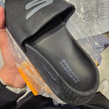 Skechers Terliklerinin Erimesi: Kalitesizlik Ve Sorumluluk Reddine Tepki