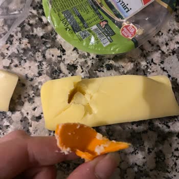 Muratbey Kaşar Peynirinde Şok Edici Plastik Nesne