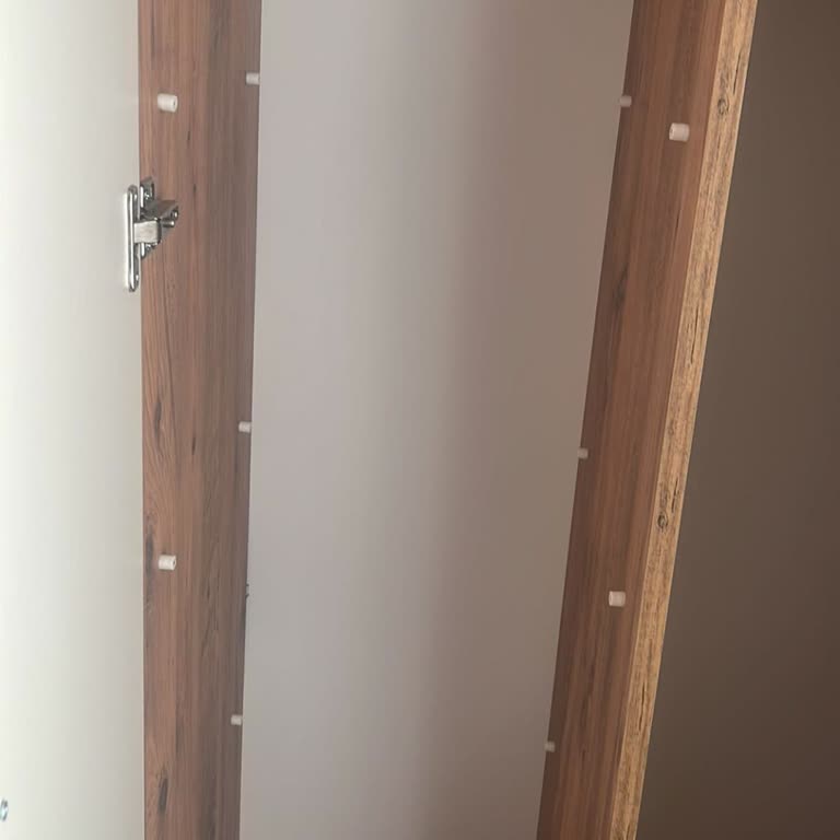 Eksik Raflarla Gelen Dolap Ve İletişimsizlik Sorunu