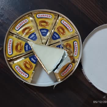 Taze Tarihli Üçgen Peynirde Küf Şoku