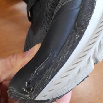 Skechers Ayakkabıda Üretim Hatası Ve Renk Değişimi Sorunu