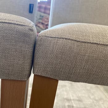 Farklı Model Sandalyeler Ve İlgisiz Müşteri Hizmetleri
