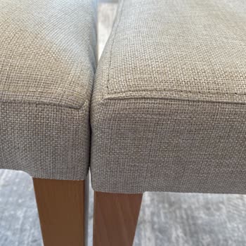 Farklı Model Sandalyeler Ve İlgisiz Müşteri Hizmetleri