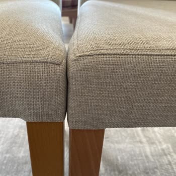 Farklı Model Sandalyeler Ve İlgisiz Müşteri Hizmetleri