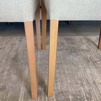 Farklı Model Sandalyeler Ve İlgisiz Müşteri Hizmetleri