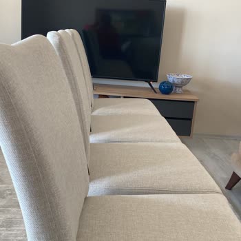 Farklı Model Sandalyeler Ve İlgisiz Müşteri Hizmetleri