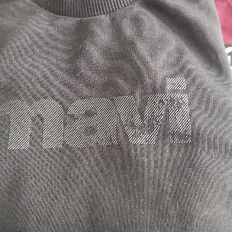 Mavi Sweatshirt İlk Yıkamada Yazısını Kaybetti