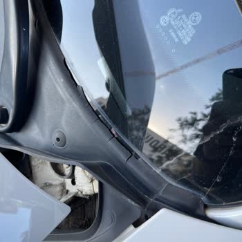 BMW 2012 1.16d Windshield Seal Deformed and Deteriorated