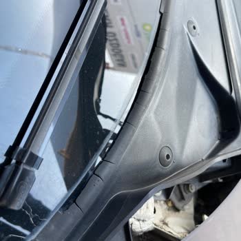 BMW 2012 1.16d Windshield Seal Deformed and Deteriorated