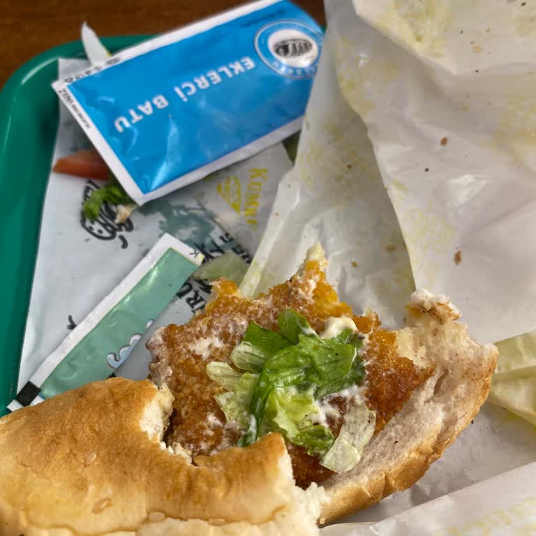 Hamburgerde Saç Teli Şoku: Özdilek'te Hijyen Sorunu