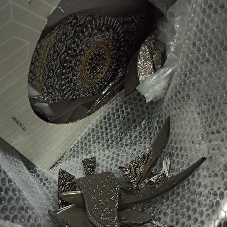 Kırık Cam Tepsi Ve İhmalkar Kargo Hizmeti