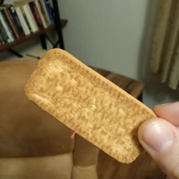 Bisküviden Çıkan İple Şok Oldum