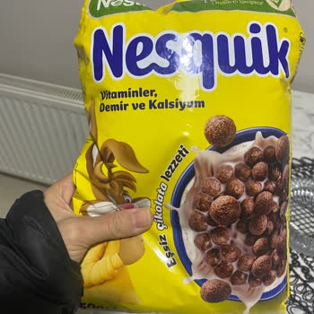 Abgelaufene Nesquik-Produkte von Nestlé im Regal