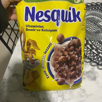 Abgelaufene Nesquik-Produkte von Nestlé im Regal