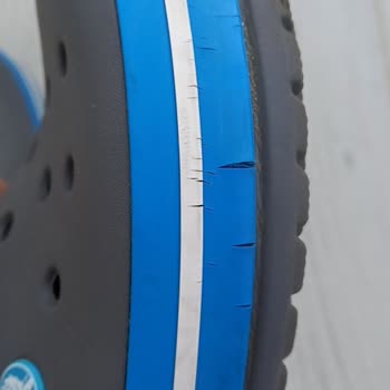 Crocs-Sandalen zeigen nach kurzer Zeit erhebliche Mängel