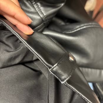 Zara Leather Jacket Peeling and Discoloration Issues After Short Use