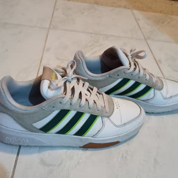 Problemas con Adidas en In Street, zapatos defectuosos y sin solución