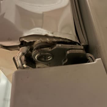 Bosch Buzdolabımın Kırık Menteşe Problemi Ve Yetersiz Servis Hizmeti!