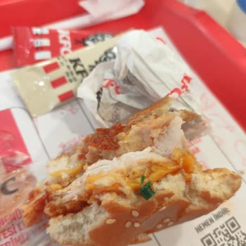 KFC'de Hamburgerin İçinden Plastik Çıktı