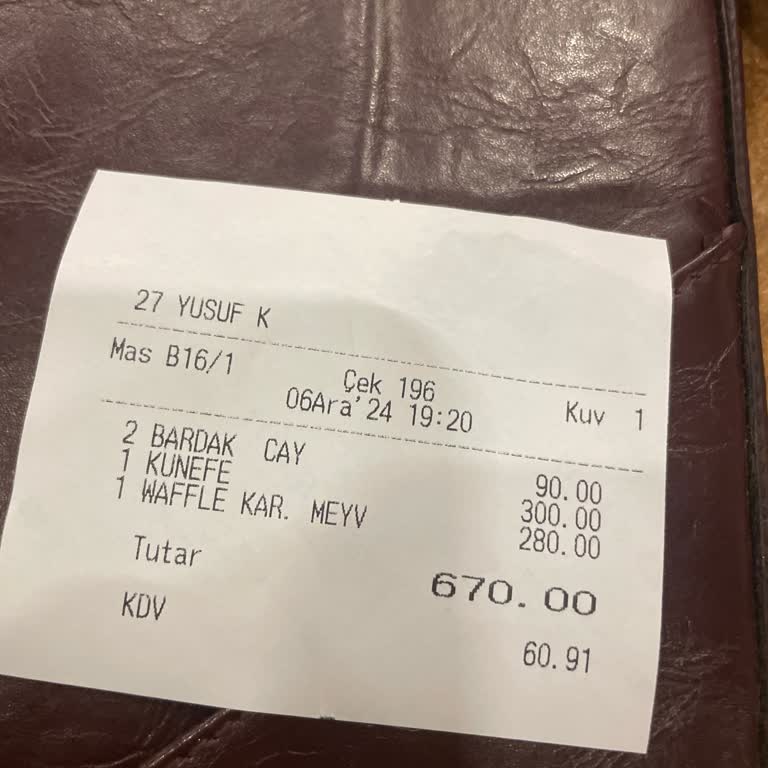 Mado'da Bayat Waffle Ve İlgisiz Hizmet