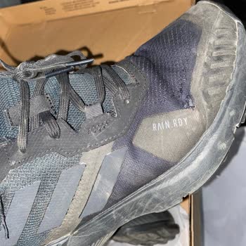 Yeni Adidas Ayakkabımın Kenarları Açıldı