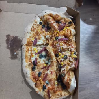 Rezil Servis Ve Kalitesiz Pizza Deneyimi