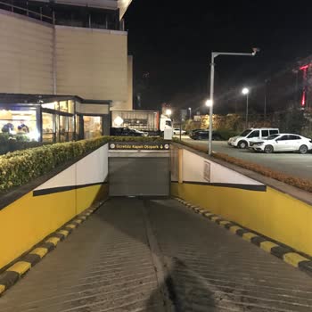 AVM Otoparkında Güvenlik Amiri Engeli