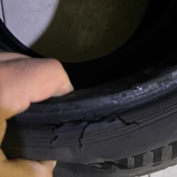 Sıfır Araçta Lastik Çatlakları Ve İlgisizlik