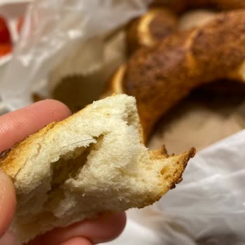 Ünlü Fırında Hijyen Skandalı: Simitten Çıkan Saç Kılı