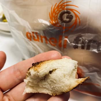 Ünlü Fırında Hijyen Skandalı: Simitten Çıkan Saç Kılı